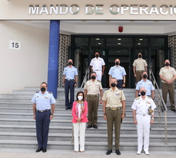 Fotografía de grupo de Su Majestad el Rey con la ministra de Defensa, el jefe de Estado Mayor de la Defensa, el comandante de la MOPS, y una represent