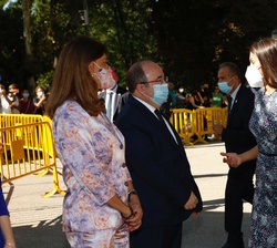 Su Majestad la Reina recibe el saludo del ministro de Cultura y Deporte, Miquel Iceta, y el de la Vicepresidenta y Canciller de la República de Colomb