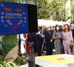 Su Majestad la Reina, acompañada de la Vicepresidenta y Canciller de la República de Colombia, Marta Lucía Ramírez, en el Pabellón de Colombia, país i
