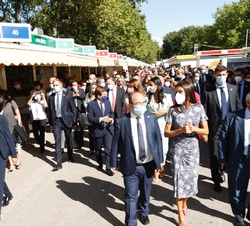 Doña Letizia, acompañada por el ministro Iceta, conversan durante el recorrido de su visita a la Feria del Libro de Madrid