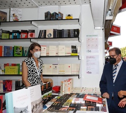 Su Majestad la Reina durante su recorrido por las diferentes casetas abiertas en esta edición de la Feria del Libro de Madrid