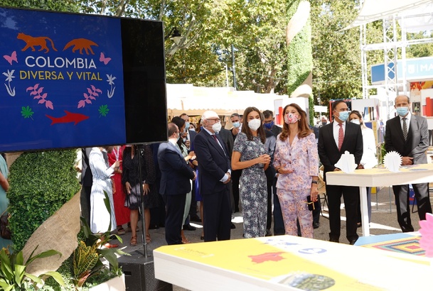 Su Majestad la Reina, acompañada de la Vicepresidenta y Canciller de la República de Colombia, Marta Lucía Ramírez, en el Pabellón de Colombia, país i