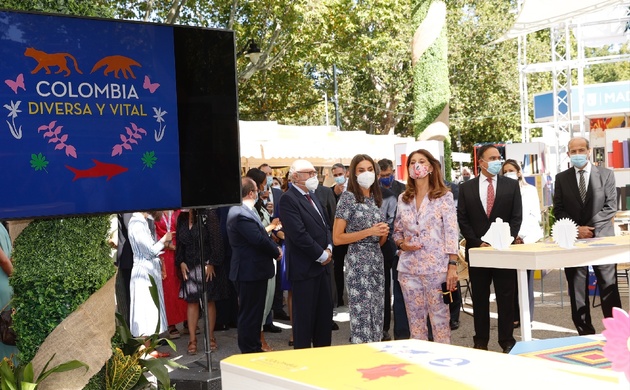 Su Majestad la Reina, acompañada de la Vicepresidenta y Canciller de la República de Colombia, Marta Lucía Ramírez, en el Pabellón de Colombia, país i