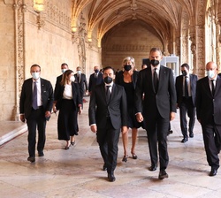 Su Majestad el Rey a su llegada al Monasterio de los Jerónimos de Santa María de Belém