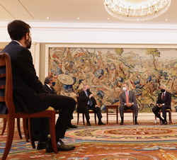 Su Majestad el Rey durante la audiencia a una representación de la Cámara de Comercio de España y del Consejo General de Economistas de España