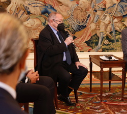 Su Majestad el Rey durante la audiencia a una representación de la Cámara de Comercio de España y del Consejo General de Economistas de España