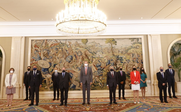 Fotografía de grupo de Su Majestad el Rey con una representación de la Cámara de Comercio de España y del Consejo General de Economistas de España
