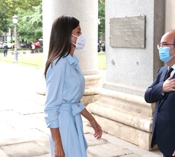 Su Majestad la Reina recibe el saludo del ministro de Cultura y Deporte, Miquel Iceta, a su llegada al Museo Nacional del Prado