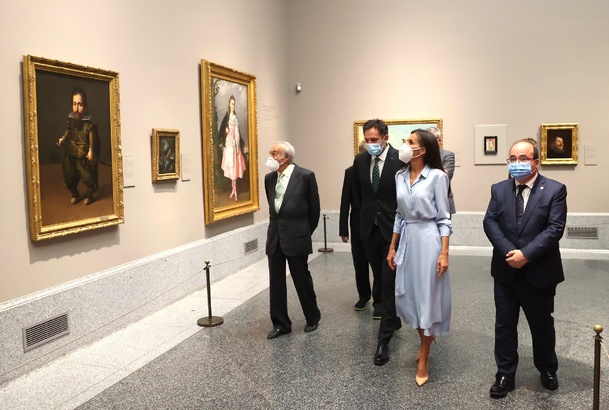 Doña Letizia durante su recorrido por la sala 9 donde se encuentra la exposición