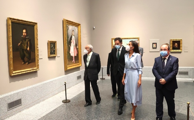 Doña Letizia durante su recorrido por la sala 9 donde se encuentra la exposición