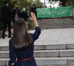Doña Letizia, tras su llegada, recibe el saludo de los estudiantes de la UCM