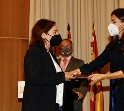 Doña Letizia entrega el reconocimiento  a la periodista, Premio Ondas Cadena SER, Pepa Bueno
