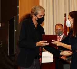 Doña Letizia entrega el reconocimiento al ganador de 6 premios Goya, guionista y director de cine, Fernando León de Aranoa