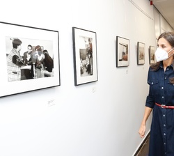 Doña Letizia durante el reorrido en la exposición