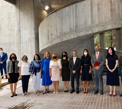 La Reina con profesores y alumnos