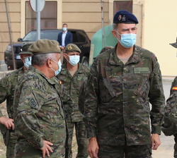 Don Felipe conversa con el jefe de Estado Mayor del Ejército de Tierra, general de Ejército, Francisco Javier Varela Salas y con el jefe de la Divisió
