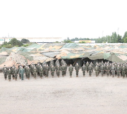 Fotografía de grupo de Su Majestad el Rey con una representación de los militares participantes en el Ejercicio "Toro 21"