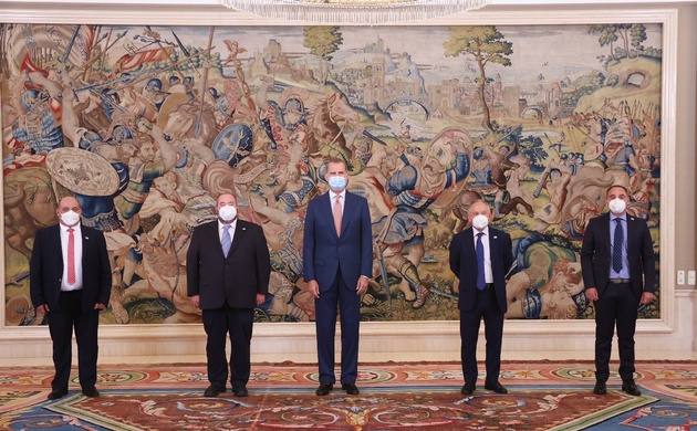 Su Majestad el Rey junto al equipo directivo del Grupo Social Lares