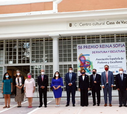 Fotografía de grupo de Su Majestad la Reina Doña Sofía con la Junta Directiva de la Asociación Española de Pintores y Escultores
