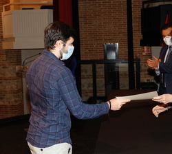 Su Majestad la Reina entrega el diploma al finalista del “Premio Reina Sofía de Pintura y Escultura” Mikel Pinto Muñoz