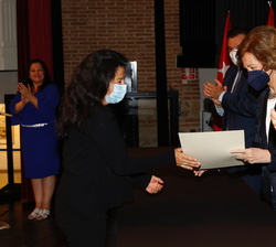 Su Majestad la Reina entrega el diploma a la finalista del “Premio Reina Sofía de Pintura y Escultura” Lorna Benavides