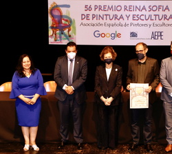 Fotografía de grupo de Doña Sofía con el galardonado y los miembros del jurado