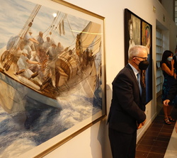 Su Majestad la Reina Doña Sofía recorre una exposición con 48 pinturas y 24 esculturas de 69 autores diferentes, entre las que se encontraban la ganad