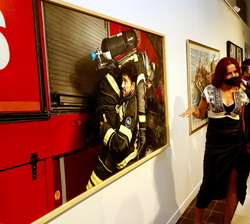 Su Majestad la Reina Doña Sofía recorre una exposición con 48 pinturas y 24 esculturas de 69 autores diferentes, entre las que se encontraban la ganad