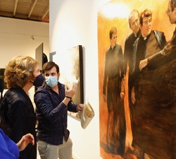 Su Majestad la Reina Doña Sofía observa una de las obras de la exposición
