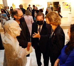 Su Majestad la Reina Doña Sofía conversa con el ganador de Premio delante de su obra