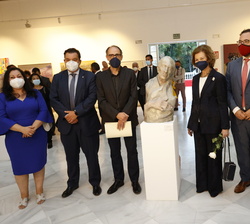 Fotografía de grupo de Doña Sofía con el galardonado y los miembros del jurado delante de la obra ganadora