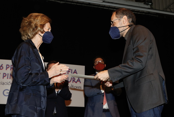 Su Majestad la Reina Doña Sofía entrega el galardón a José Manuel Martínez Pérez por la obra “Primavera 2020. Homenaje a la ancianidad”
