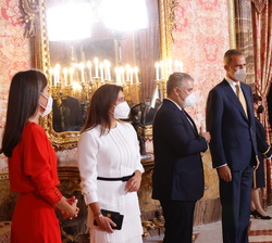 Sus Majestades los Reyes junto al Presidente de la República de Colombia, Iván Duque Márquez y la Primera Dama, María Juliana Ruiz, reciben el saludo 