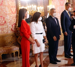 Sus Majestades los Reyes junto al Presidente de la República de Colombia, Iván Duque Márquez y la Primera Dama, María Juliana Ruiz, reciben el saludo 