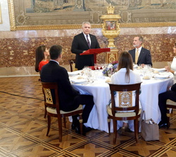 Sus Majestades los Reyes durante la intervención del Presidente de Colombia antes de dar cominzo el almuerzo