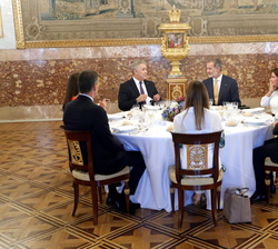 Sus Majestades los Reyes en la mesa presidencial momentos antes de dar cominzo el almuerzo