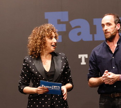 Virginia Riezu presenta la actuación de Eduardo Sáenz de Cabezón, monologuista