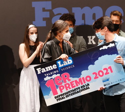 Su Majestad la Reina entrega el Primer Premio al ganador de la Final, Jesús Victorino Santos