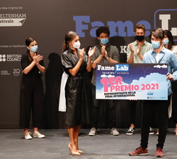 Jesús Victorino Santos ganador de la Final del Certamen de Monólogos Científicos FAMELAB ESPAÑA 2021 tras recibir el galardón de manos de Doña Letizia