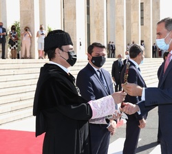 Don Felipe recibe de manos del rector magnífico de la Universidad de Córdoba y presidente de la Conferencia de Rectores de las Universidades Españolas