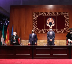 Don Felipe acompañado por el presidente de la Junta de Andalucía, el rector magnífico de la Universidad de Córdoba, el ministro de Universidades y la 