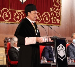 Su Majestad el Rey atiende a las palabras del rector magnífica de la Universidad de Córdoba y presidente de la CRUE.
