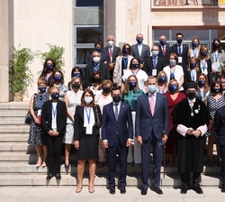Fotografía de grupo de Don Felipe con las autoridades y el equipo de Gobierno 