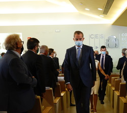 Su Majestad el Rey a la finalización del acto