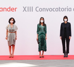 Su Majestad la Reina, la ministra de Ciencia de Innovacion y las presidentas del Grupo Santander y del Real Patronato del Museo Nacional Centro de Art