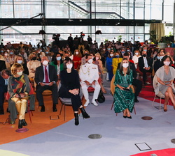 Doña Letizia, el resto de autoridades asistentes y el público presente aguardan el comienzo del Acto de Clausura de la XIII Convocatoria de Proyectos 