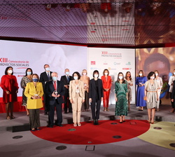 Su Majestad la Reina, autoridades y premiados en el Acto de Clausura de la XIII Convocatoria de Proyectos Sociales de Banco Santander