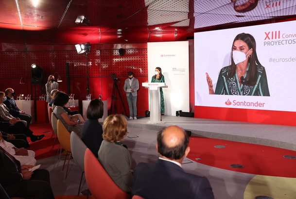 Doña Letizia dirige unas palabras al público asistente del Acto de Clausura de la XIII Convocatoria de Proyectos Sociales de Banco Santander