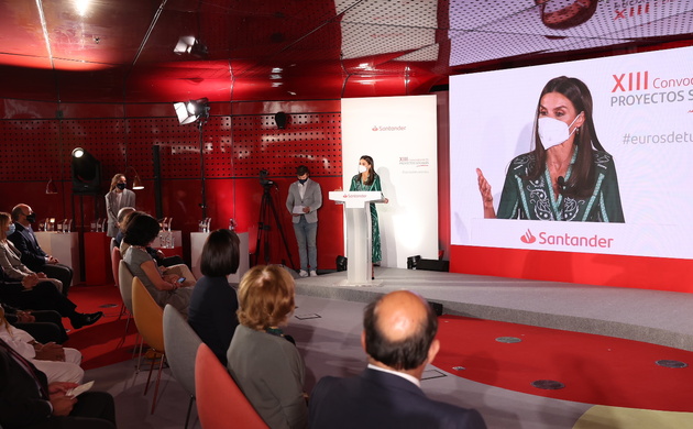 Doña Letizia dirige unas palabras al público asistente del Acto de Clausura de la XIII Convocatoria de Proyectos Sociales de Banco Santander