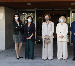 Su Majestad la Reina Doña Sofía junto a la secretaria de Estado de Sanidad, Silvia Calzón; la secretaria general de Investigación, Raquel Yotti; la co